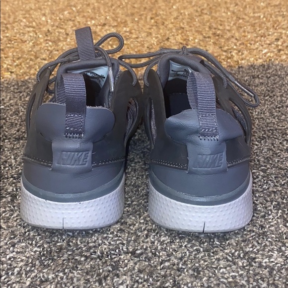 Nike Tennis Shoes - Picture 4 of 8